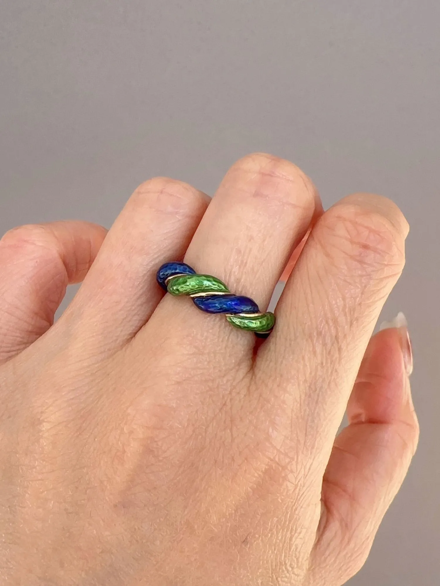 14K Gold Vintage Band with Green and Blue Enamel Swirls Twist 6.17g R6735