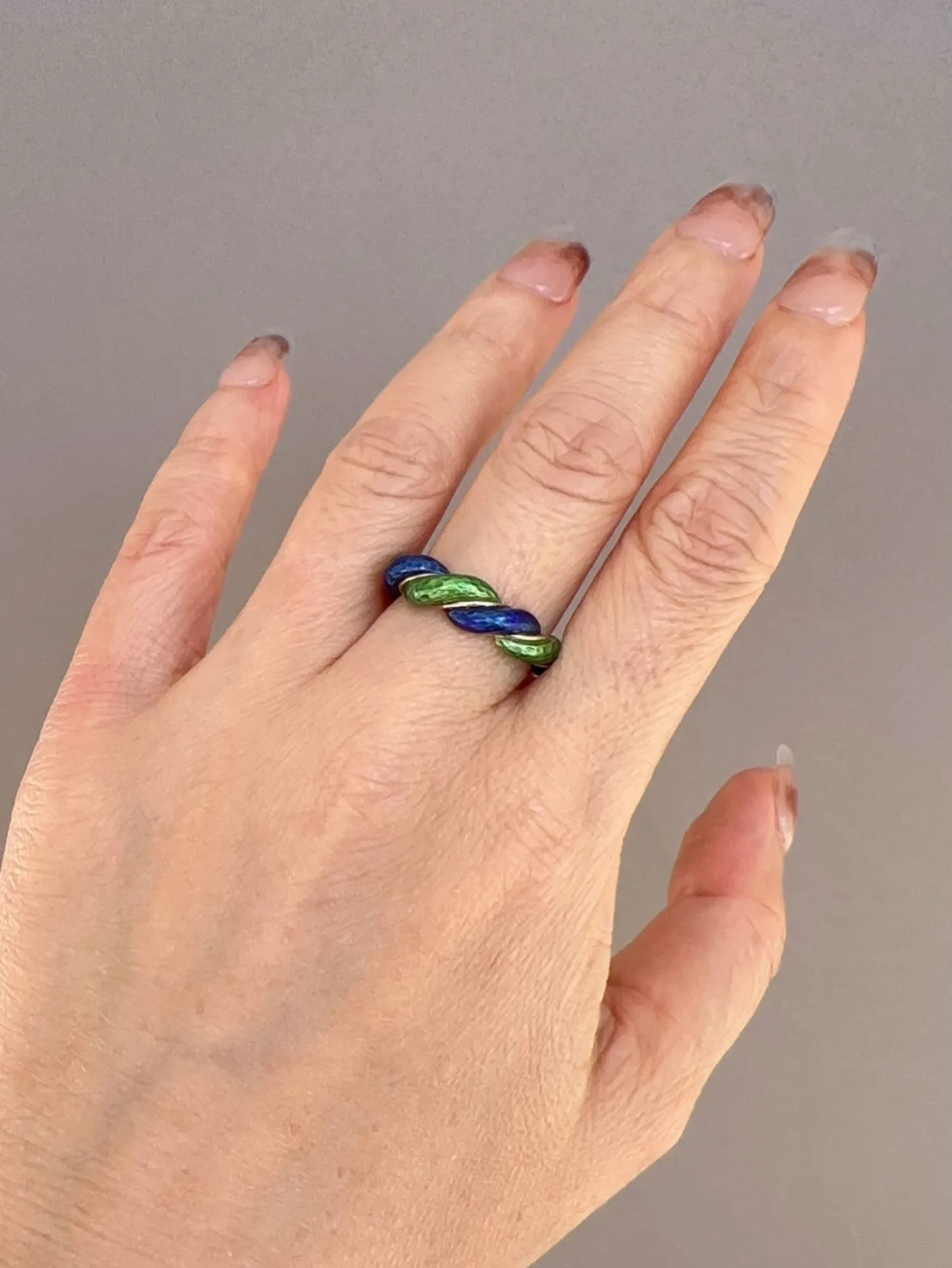 14K Gold Vintage Band with Green and Blue Enamel Swirls Twist 6.17g R6735