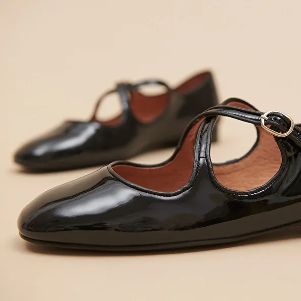 Ballet flats with crossed straps in black patent and ecru leather