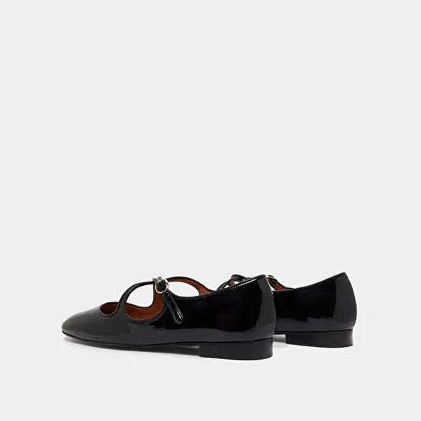 Ballet flats with crossed straps in black patent and ecru leather