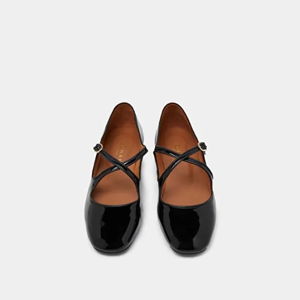 Ballet flats with crossed straps in black patent and ecru leather