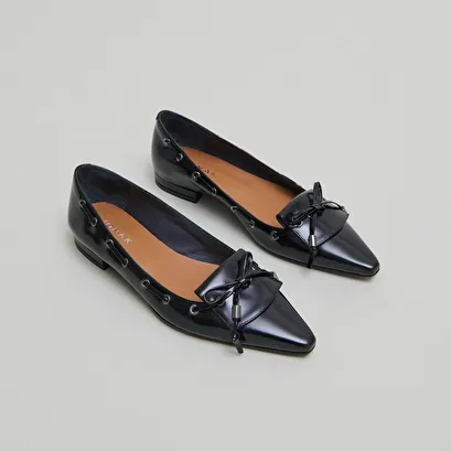 Lace-up ballet flats in black glazed leather