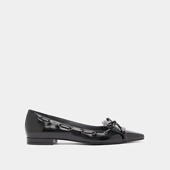 Lace-up ballet flats in black glazed leather