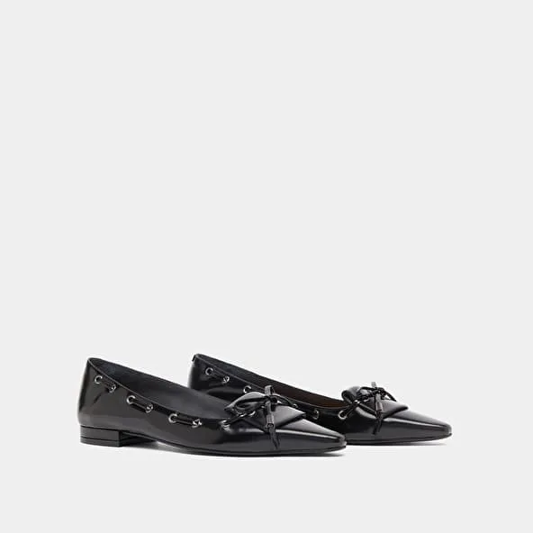 Lace-up ballet flats in black glazed leather