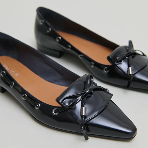 Lace-up ballet flats in black glazed leather