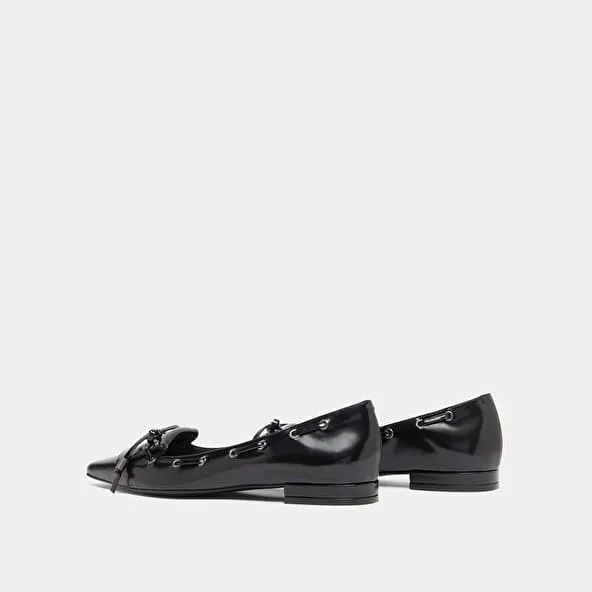 Lace-up ballet flats in black glazed leather