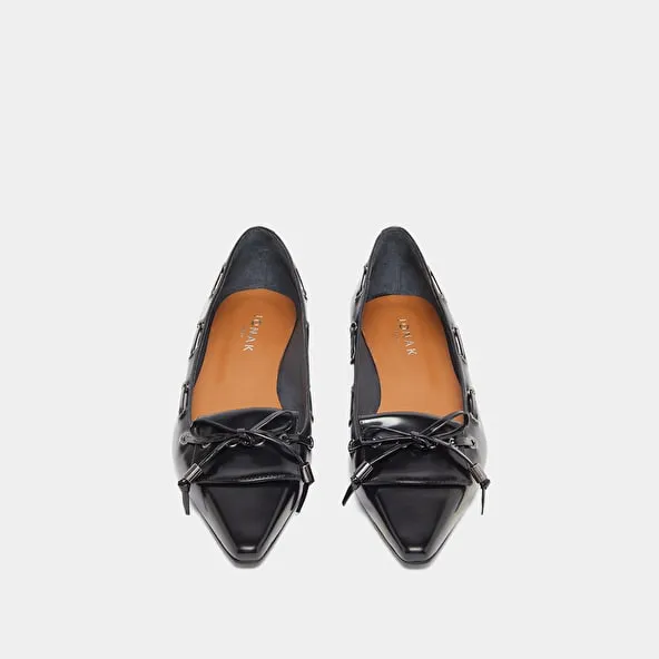 Lace-up ballet flats in black glazed leather