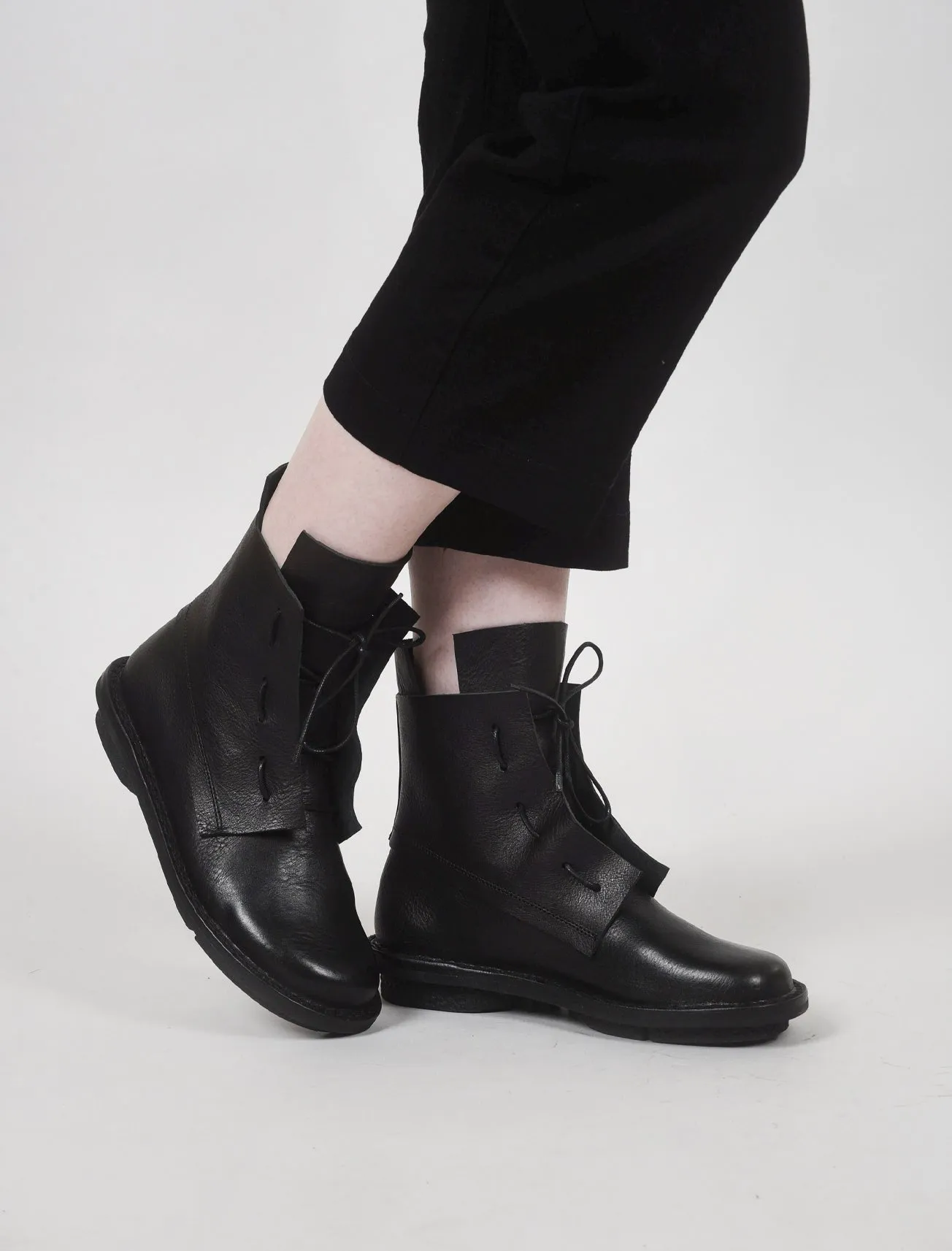 Solid Closed Boot, Black Waw