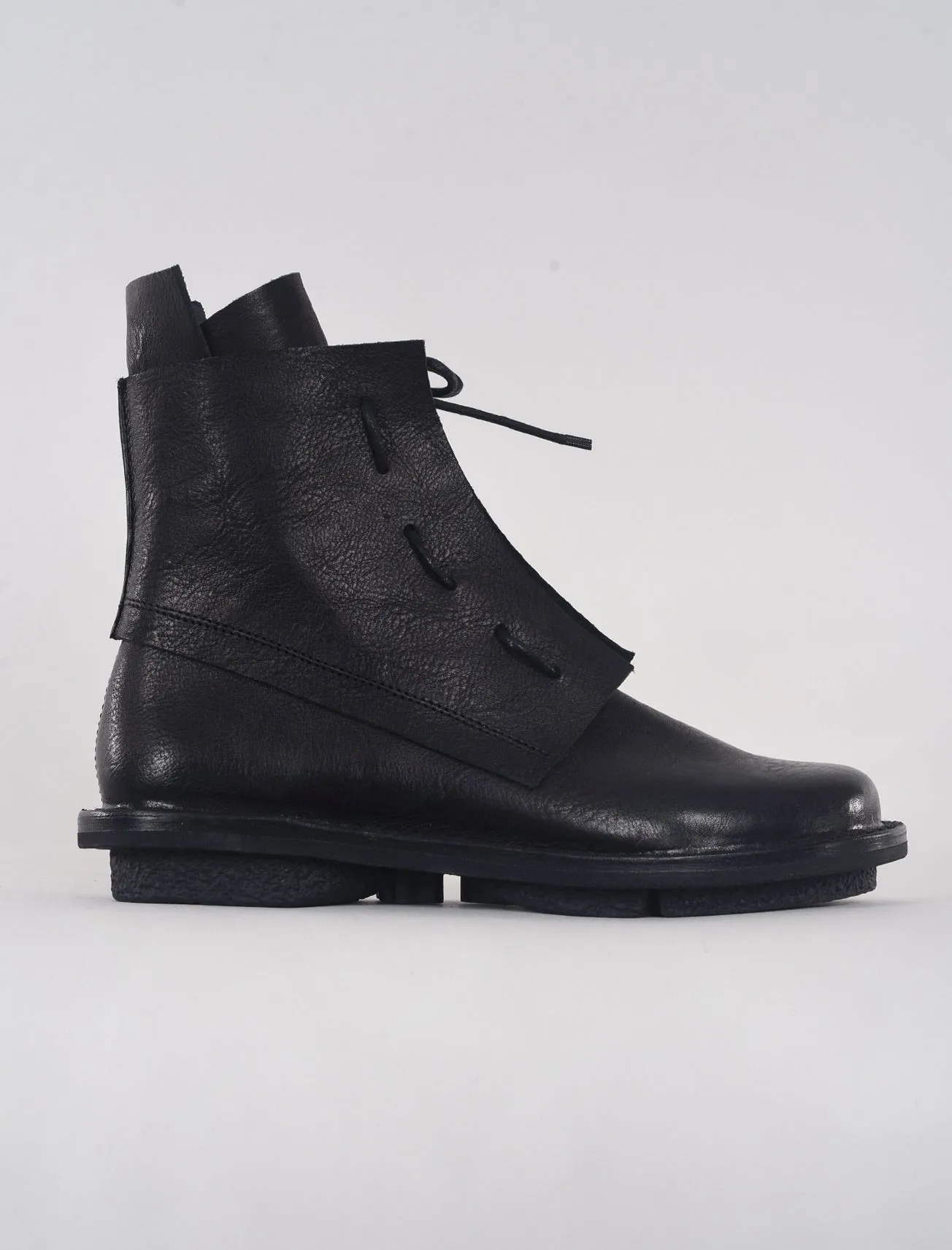 Solid Closed Boot, Black Waw