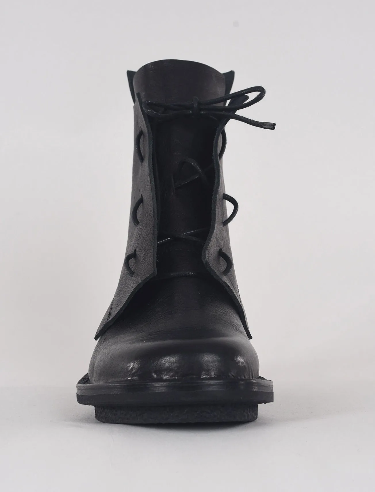 Solid Closed Boot, Black Waw