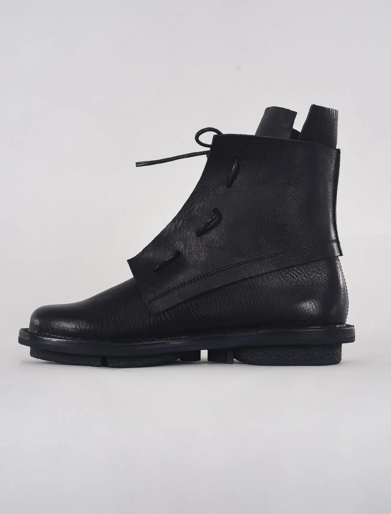 Solid Closed Boot, Black Waw